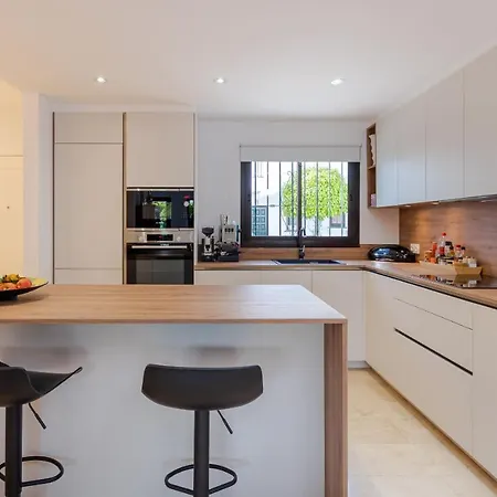 Fully Renovated Seaside Townhouse 200m From The San Pedro Beach With Gated Community Holiday home *